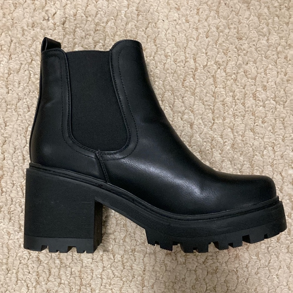 Chelsea Black Chunky Heel Timeless Y2K 90's Military Ankle Boots Slip on Size 8